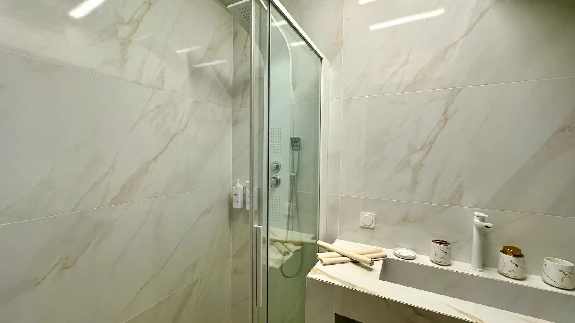 Four Seasons - The Crown Apartment Thessaloniki Greece